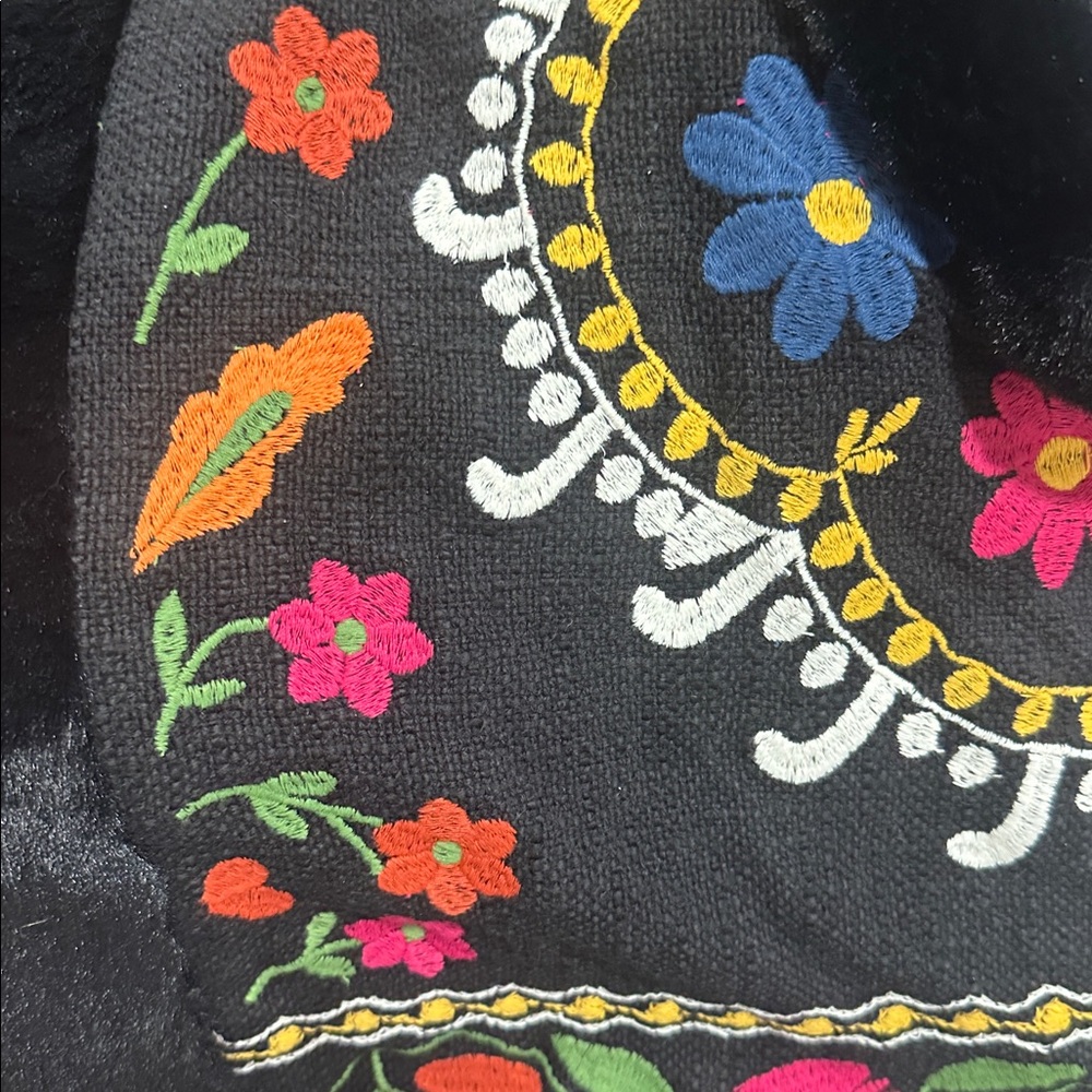 ZARA limited edition CONTRASTING EMBROIDERED FAUX FUR VEST - Picture 9 of 9